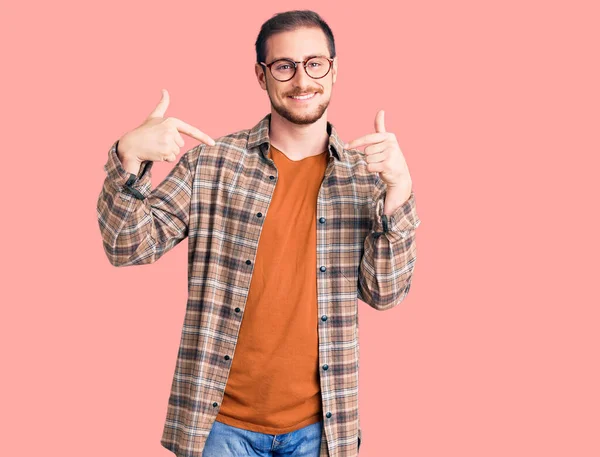 Homem Branco Bonito Jovem Vestindo Roupas Casuais Óculos Olhando Confiante — Fotografia de Stock