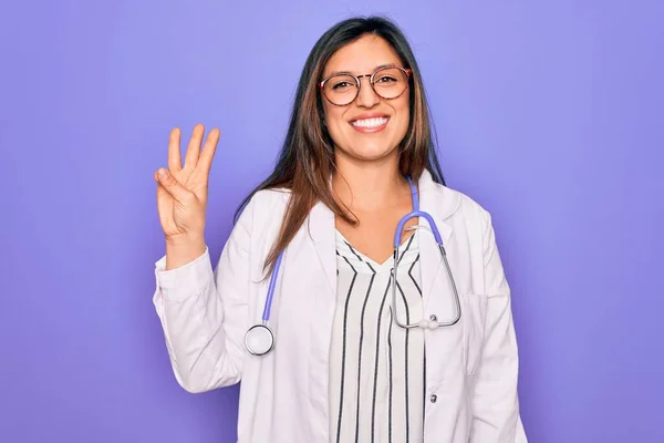 Medico Professionista Donna Indossando Stetoscopio Cappotto Medico Sfondo Viola Mostrando — Foto Stock
