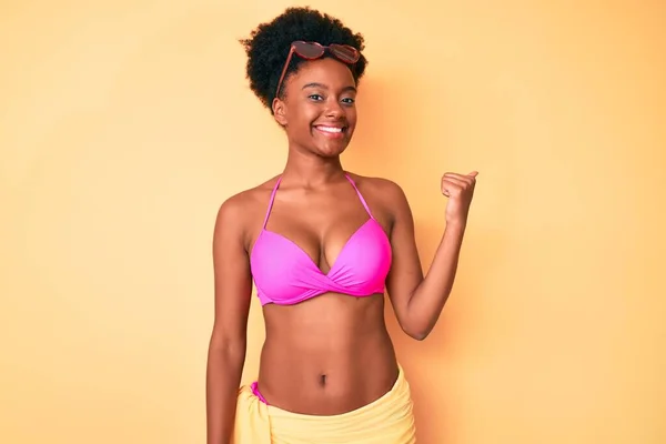 Bikini Giyen Gülümseyen Gülümseyen Başparmağıyla Yüzünü Gösteren Afro Amerikan Genç — Stok fotoğraf