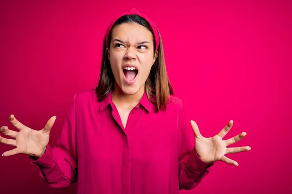 Menina Bonita Morena Jovem Vestindo Camisa Casual Sobre Fundo Rosa — Fotografia de Stock