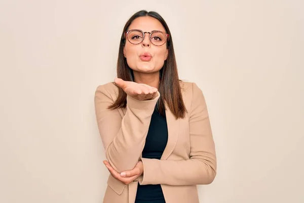 Joven Hermosa Mujer Negocios Morena Con Chaqueta Gafas Sobre Fondo —  Fotos de Stock