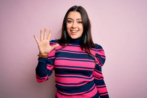 Junge Brünette Elegante Frau Trägt Gestreiftes Hemd Über Rosa Isoliertem — Stockfoto