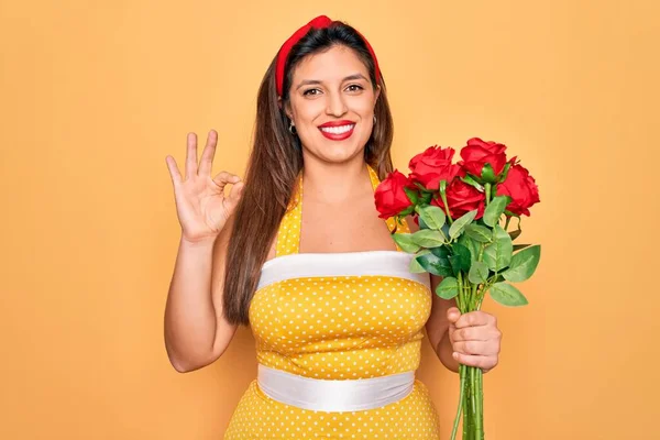 Young Hispanic Pin Woman Wearing Fashion Sexy 50S Style Holding — Stok Foto