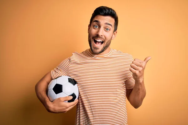 Hombre Guapo Jugador Con Barba Jugando Fútbol Sosteniendo Balón Fútbol —  Fotos de Stock