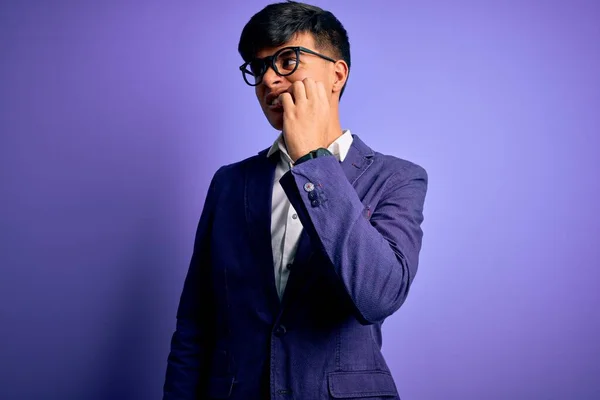 Молодой Привлекательный Бизнесмен Пиджаке Очках Изолированном Фиолетовом Фоне Выглядит Напряженным — стоковое фото