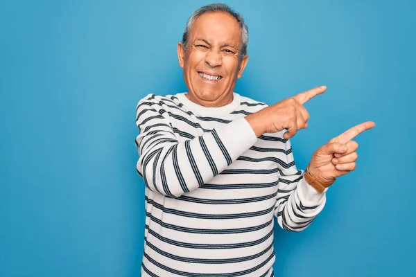 Senior Bonito Homem Cabelos Grisalhos Vestindo Camisola Listrada Sobre Fundo — Fotografia de Stock