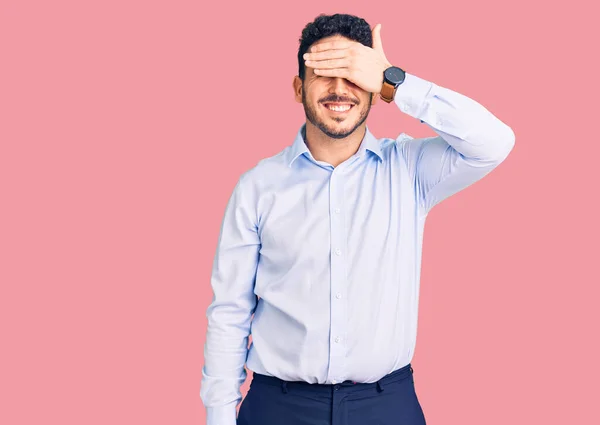 Junger Hispanischer Mann Businesskleidung Lächelt Und Lacht Mit Der Hand — Stockfoto