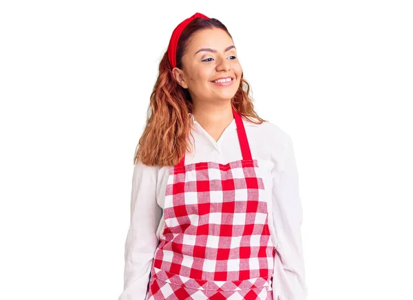 Jovem Mulher Latina Vestindo Avental Olhando Para Lado Com Sorriso — Fotografia de Stock