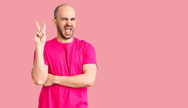 Jovem Homem Bonito Vestindo Camiseta Casual Sorrindo Com Rosto Feliz — Fotografia de Stock