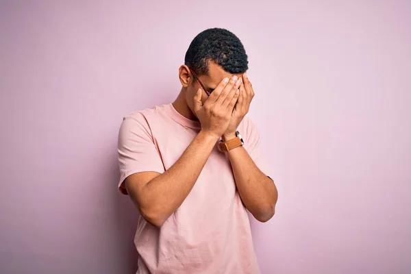 Bonito Homem Afro Americano Vestindo Camiseta Casual Óculos Sobre Fundo — Fotografia de Stock