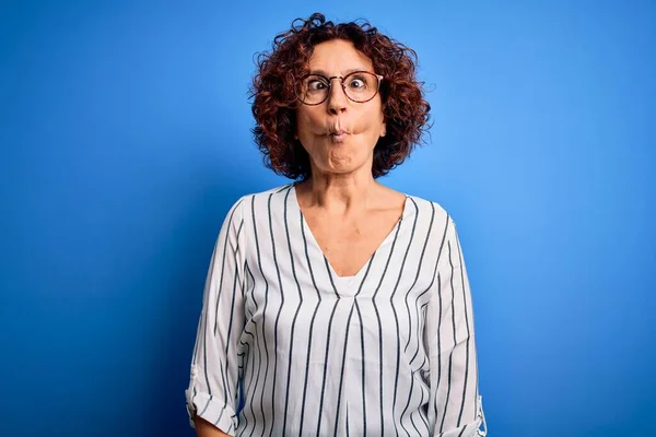 Mujer Mediana Edad Hermoso Pelo Rizado Con Camisa Rayas Casuales —  Fotos de Stock