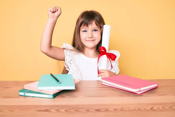 Pequeña Niña Caucásica Con Cabello Largo Sosteniendo Diploma Posgrado Para —  Fotos de Stock