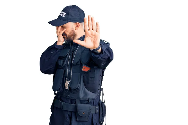 Jonge Knappe Man Politie Uniform Die Ogen Met Handen Bedekt — Stockfoto