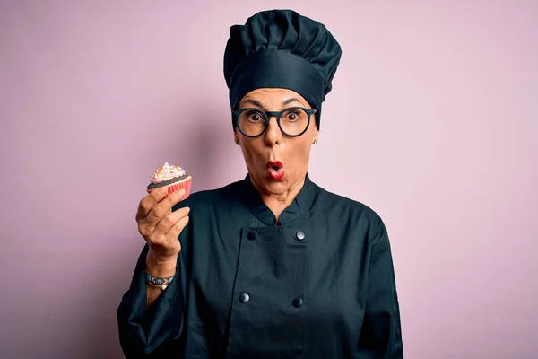 Bäckerfrau Mittleren Alters Kochuniform Und Hut Mit Leckerem Schokoladen Cupcake — Stockfoto
