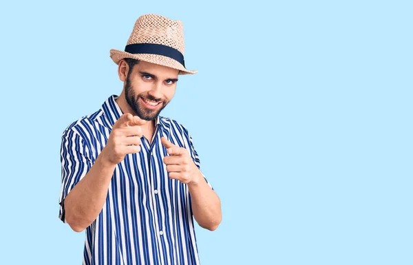 Jonge Knappe Man Met Baard Met Zomerhoed Gestreepte Shirt Wijzende — Stockfoto