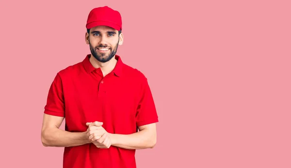 Giovane Bell Uomo Con Barba Che Indossa Uniforme Consegna Con — Foto Stock