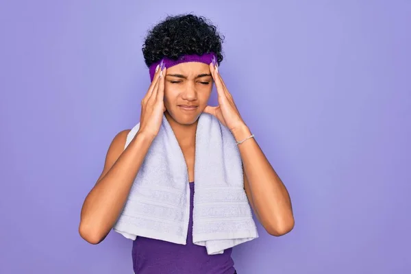 Hermosa Mujer Deportiva Afroamericana Haciendo Deporte Con Toalla Sobre Fondo —  Fotos de Stock