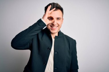 Zarif kışlık ceketler giymiş genç yakışıklı iş adamları izole edilmiş arka planda duruyorlar. El hareketleriyle gülümsüyorlar, gözleriyle mutlu yüzlere bakıyorlar..