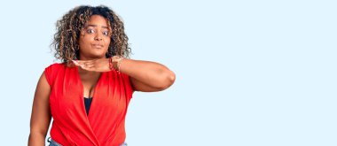 Genç Afro-Amerikan artı cüsseli kadın gündelik tarzda giyiniyor kolsuz tişörtle boğazı bıçak gibi kesiyor, saldırganlığı şiddetli bir şiddetle tehdit ediyor. 