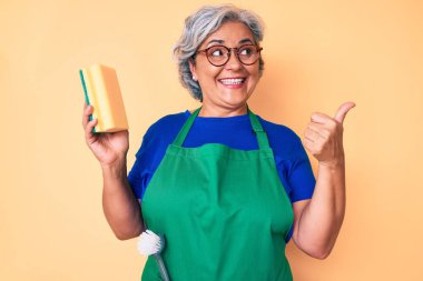 Son sınıf İspanyol asıllı, beyaz saçlı, önlüklü, elinde kırbaç tutan, ağzı açık gülümseyen bir kadın. 