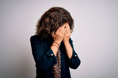 Orta yaşlı esmer iş kadını gözlüklü, izole edilmiş beyaz arka planda duran üzgün bir yüz ifadesi ile ağlarken yüzünü kapatan biri. Depresyon kavramı.