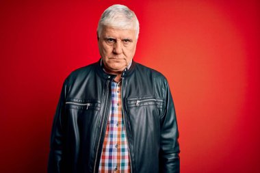 Kıdemli yakışıklı, beyaz gömlekli ve ceketli adam izole edilmiş kırmızı arka planda depresif ve endişeli, sinirli ve korkmuş. Üzücü ifade.