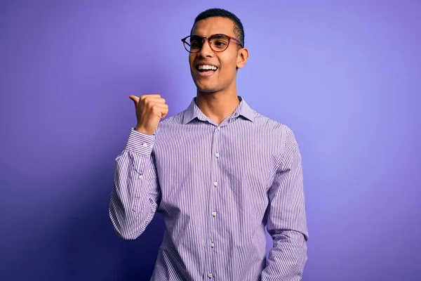 Bonito Homem Afro Americano Vestindo Camisa Listrada Óculos Sobre Fundo — Fotografia de Stock