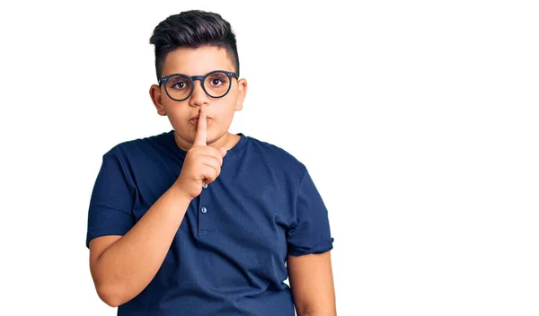 小男孩穿着休闲装 戴着眼镜 要求安静 手指放在嘴唇上 沉默和秘密概念 — 图库照片