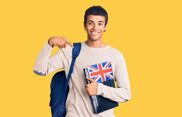 Mladý Africký Američan Muž Nosí Studentský Batoh Drží Pořadač Vlajka — Stock fotografie