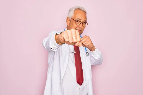 Orta Yaşlı Kır Saçlı Steteskop Profesyonel Sağlık Önlüğü Giyen Dövüşmek — Stok fotoğraf