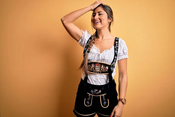 Joven Hermosa Morena Alemana Celebrando Octoberfest Vistiendo Vestido Tradicional Sonriendo — Foto de Stock