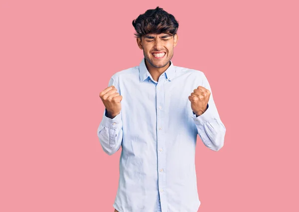 Jonge Latijns Amerikaanse Man Draagt Casual Shirt Erg Blij Opgewonden — Stockfoto