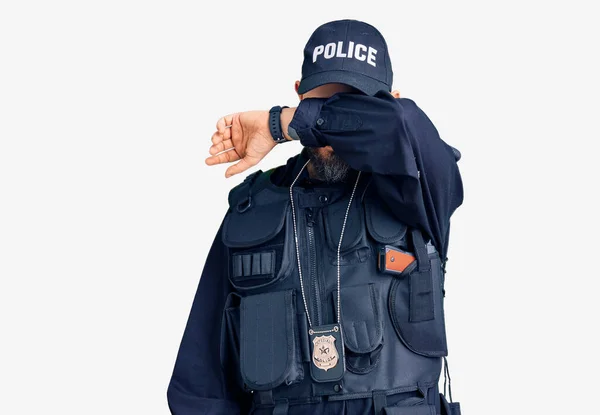 Joven Hombre Guapo Vistiendo Uniforme Policial Cubriendo Los Ojos Con — Foto de Stock