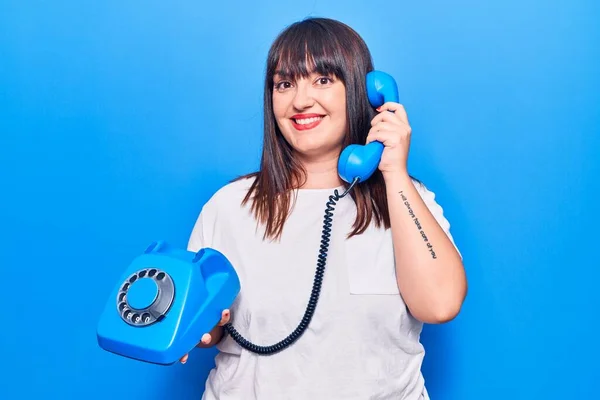 Junge Size Frau Mit Vintage Telefon Sieht Positiv Und Glücklich — Stockfoto