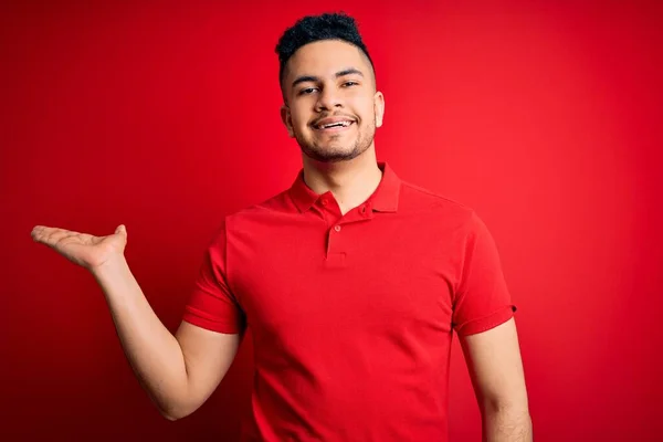 Joven Hombre Guapo Usando Polo Casual Rojo Pie Sobre Fondo — Foto de Stock