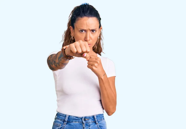 Jeune Femme Hispanique Avec Tatouage Portant Shirt Blanc Décontracté Poing — Photo