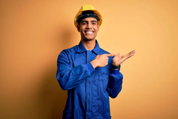 Mladý Pohledný Africký Americký Dělník Muž Modré Uniformě Bezpečnostní Přilbě — Stock fotografie
