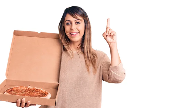 Fiatal Gyönyörű Kezében Szállítási Kartondoboz Pizza Meglepett Egy Ötlet Vagy — Stock Fotó