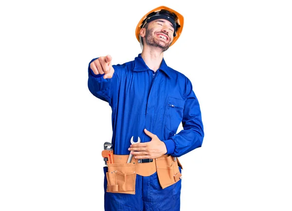 Joven Hispano Vistiendo Uniforme Obrero Riéndose Señalando Con Dedo Cámara — Foto de Stock