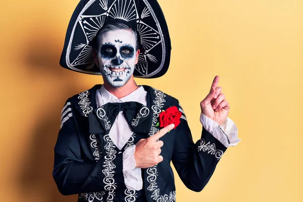 Ung Man Bär Mexikanska Dagen Den Döda Kostymen Över Gult — Stockfoto