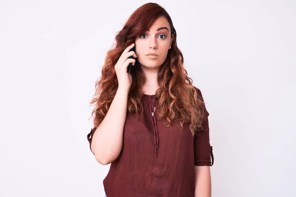 Genç Güzel Bir Kadın Akıllı Telefondan Konuşuyor Düşünme Tavrı Ayık — Stok fotoğraf