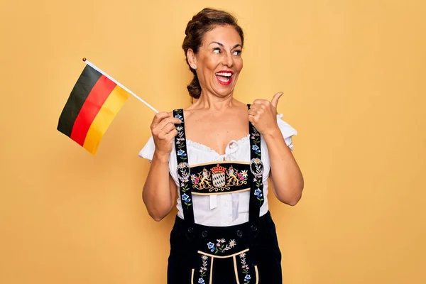Середній Вік Брунетки Патріотична Жінка Вдягнута Традиційне Вбрання Октоберфест Германським — стокове фото