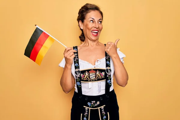 Mulher Patriótica Morena Meia Idade Vestindo Vestido Tradicional Octoberfest Segurando — Fotografia de Stock