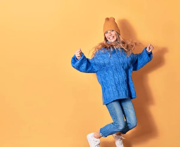 Mujer Hermosa Joven Vistiendo Ropa Casual Invierno Sonriendo Feliz Saltando —  Fotos de Stock