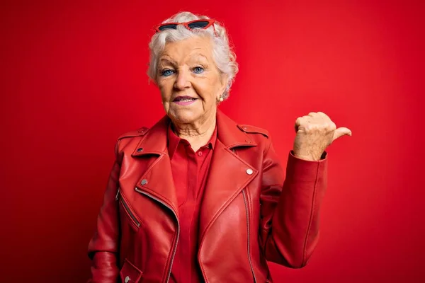 Idősebb Gyönyörű Ősz Hajú Alkalmi Piros Kabátban Napszemüvegben Mosolyogva Boldog — Stock Fotó