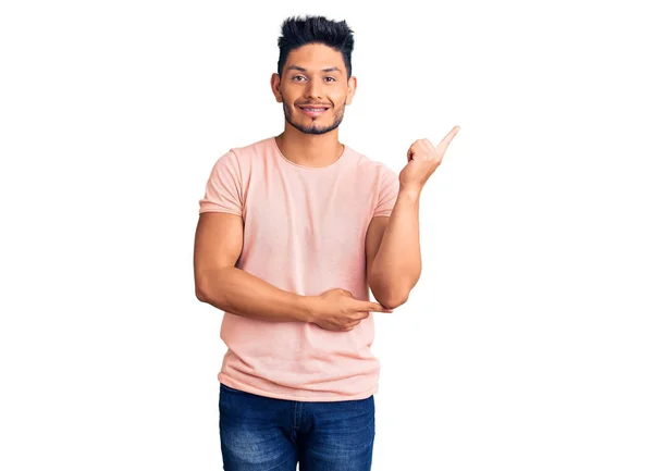 Schöner Lateinamerikanischer Junger Mann Lässiger Kleidung Lächelt Glücklich Und Zeigt — Stockfoto