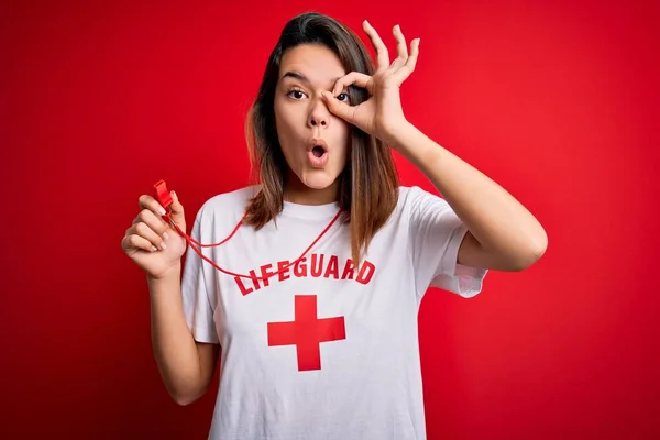 Junge Schöne Brünette Bademeister Mädchen Trägt Shirt Mit Rotem Kreuz — Stockfoto