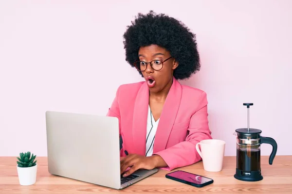 Νεαρή Αφροαμερικανίδα Που Εργάζεται Στο Γραφείο Χρησιμοποιώντας Φορητό Υπολογιστή Φοβισμένη — Φωτογραφία Αρχείου