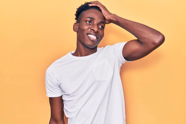 Jovem Afro Americano Vestindo Roupas Casuais Sorrindo Confiante Tocando Cabelo — Fotografia de Stock