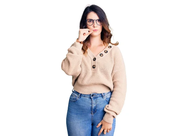 Hermosa Mujer Morena Joven Con Ropa Casual Gafas Boca Labios — Foto de Stock